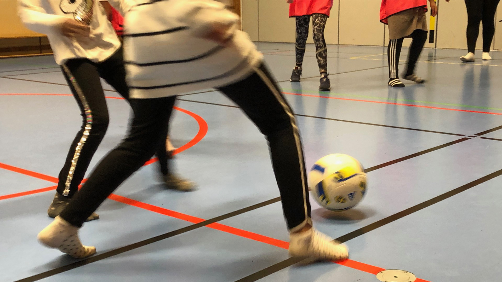 Ungdomar som spelar fotboll inomhus