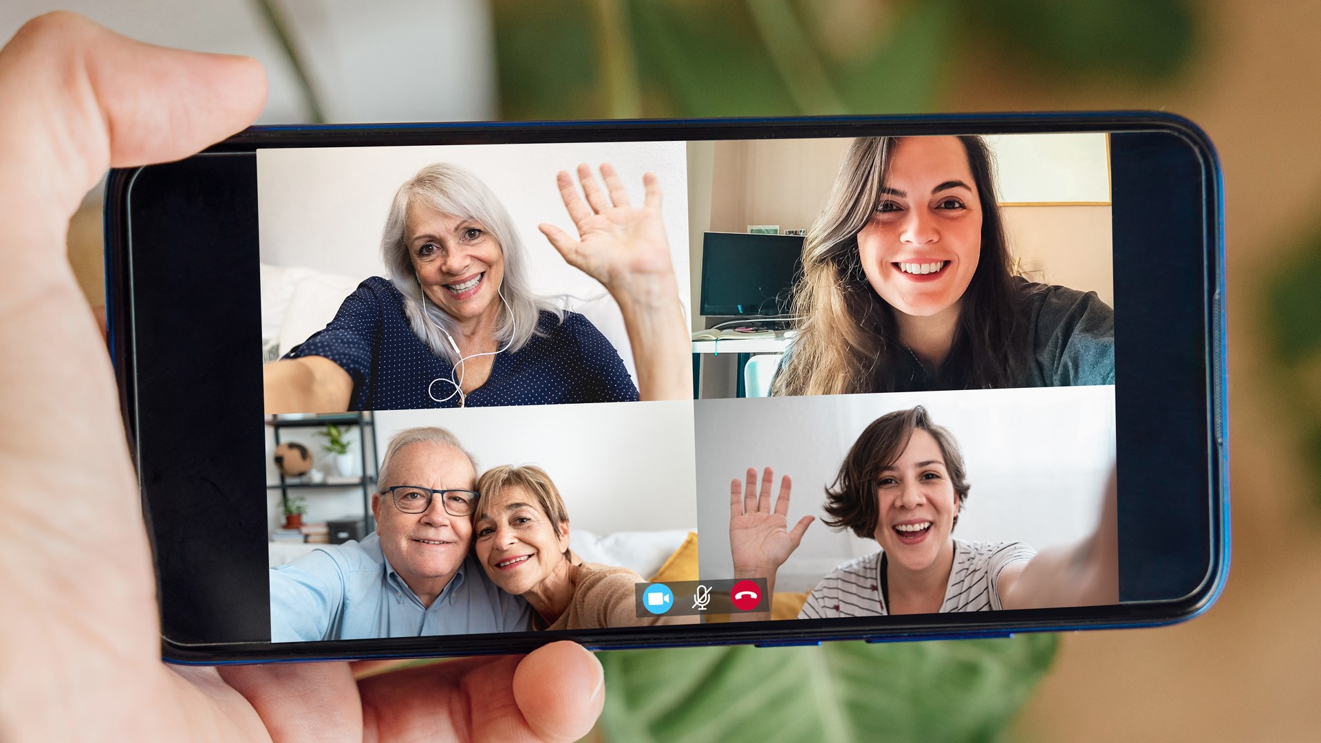 Mobiltelefon med bilder på fyra olika sällskap i ett digitalt möte