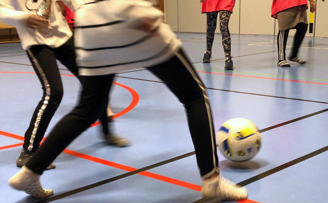 4 personer som spelar fotboll inomhus