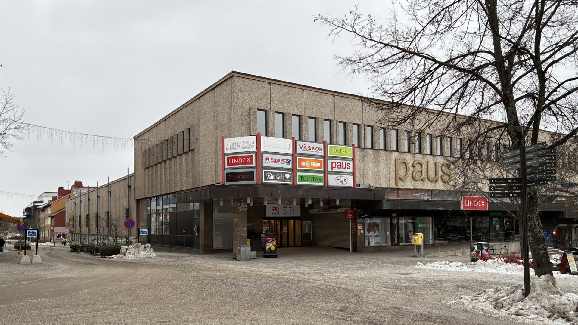 Paushuset sett från Stora torget i Enköping