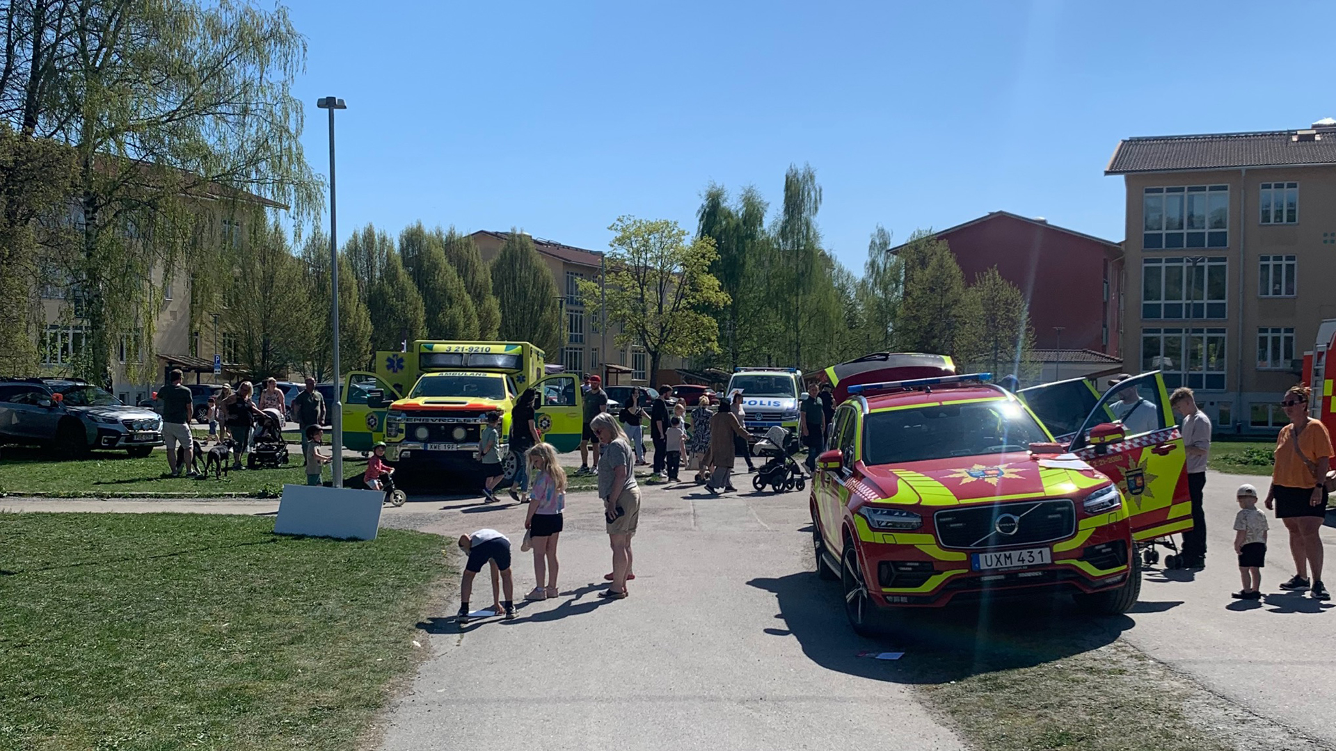 Utryckningsfordon från brandkår, ambulans och polis