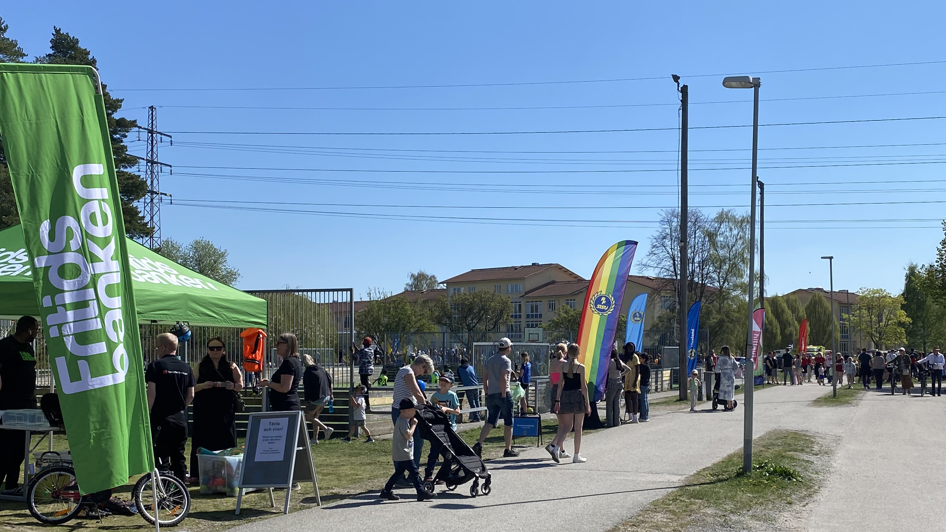 Beachflaggor för olika organisationer längs en gångväg