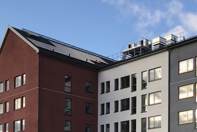 Flerfamiljshus med solceller på taket