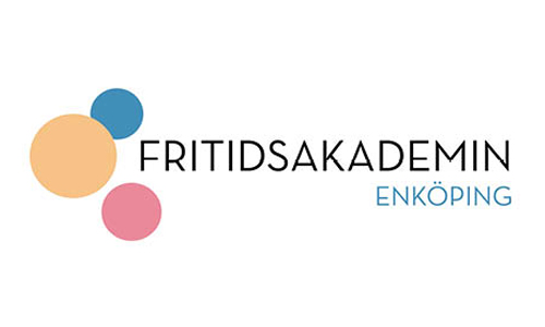 Fritidsakademins logo med tre cirklar i orange, blå och rosa och texten i versala bokstäver Fritidsakademin Enköping