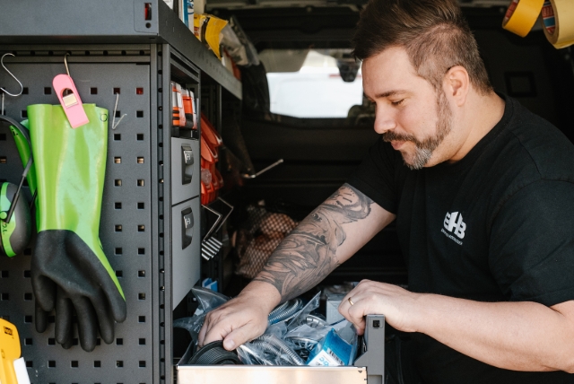Reparatör som tar arbetsmaterial från en låda