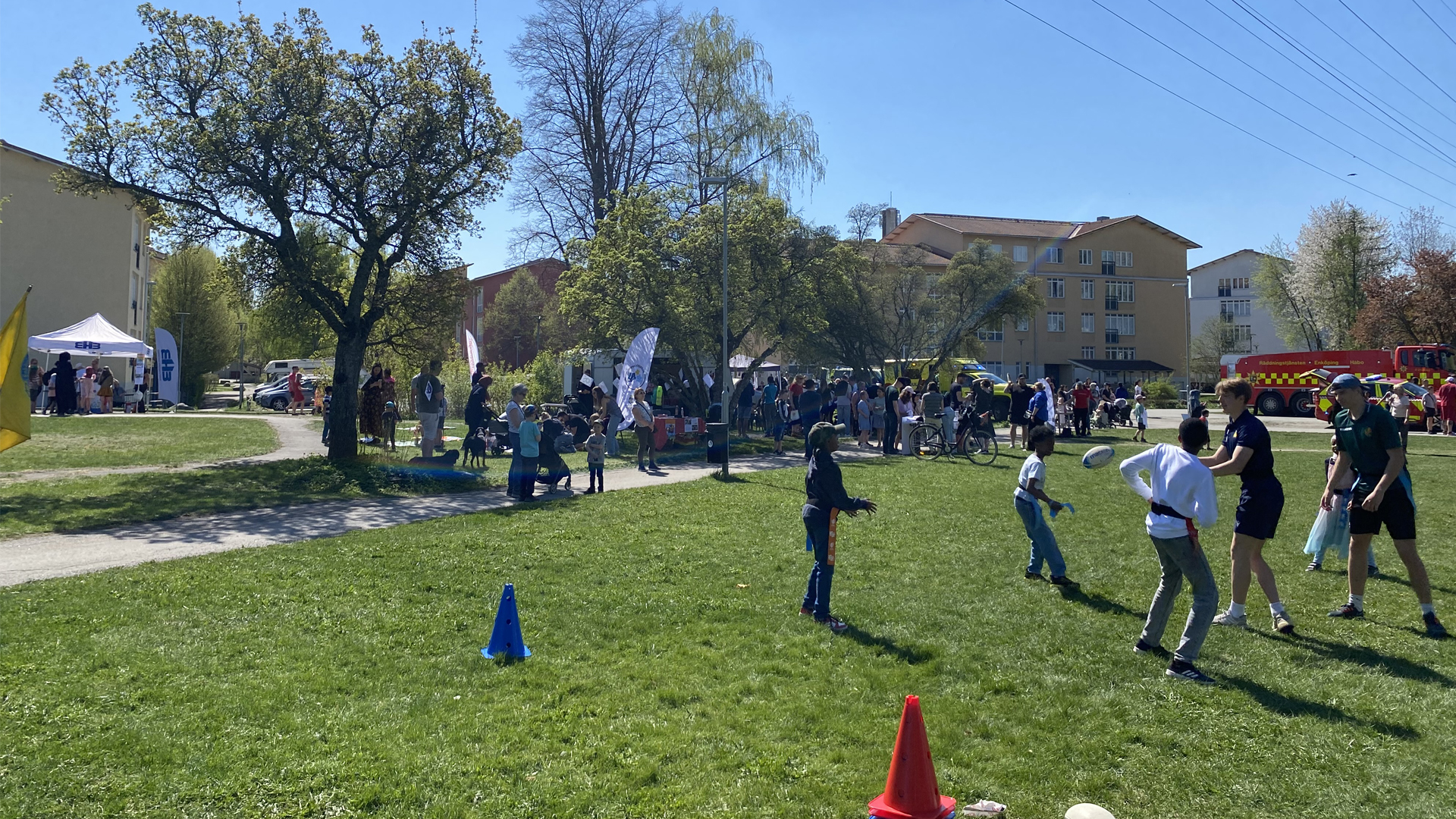 Barn provar på rugby på en gräsyta