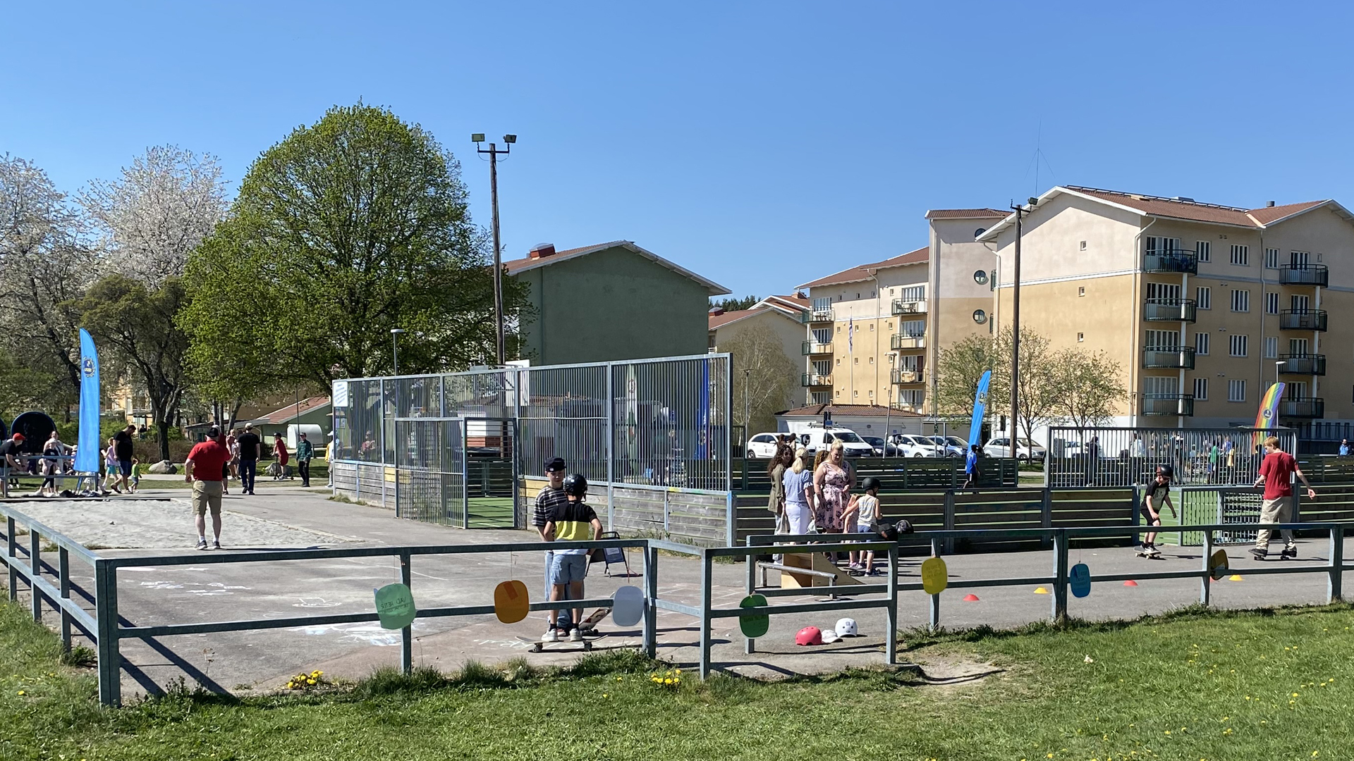 Näridrottsplats med boule, skateboardåkning och bollsporter