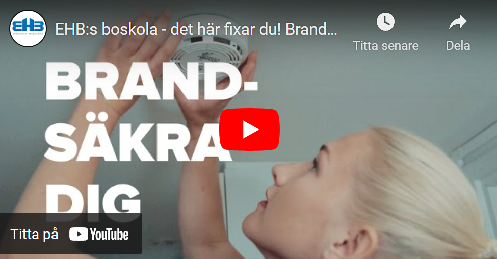 Kvinna som kontrollerar brandvarnaren