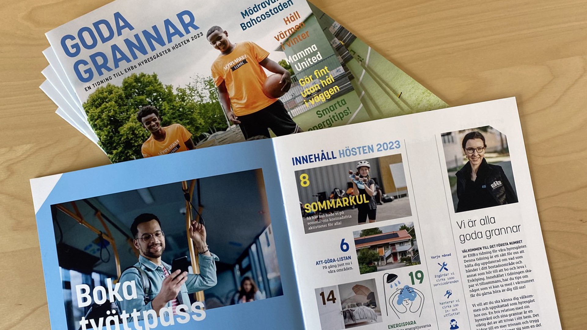 Flera exemplar av tidningen Goda Grannar med första uppslaget delvis synligt