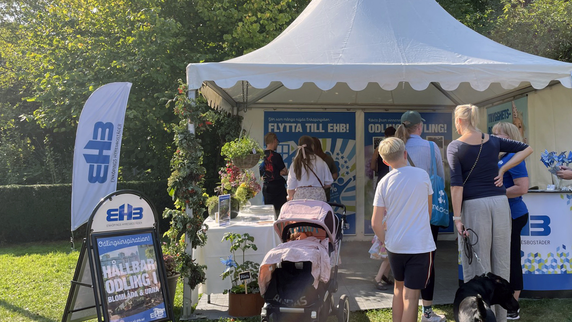 Besökare vid EHB:s tält på Trädgårdsdagen