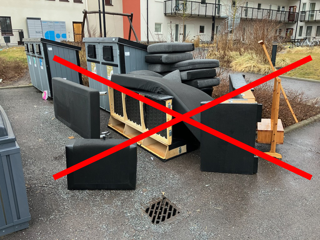 Möbler vid en miljöstation med ett rött kryss över