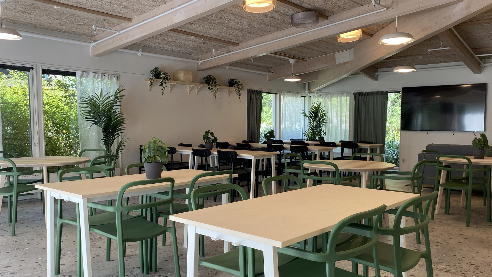 Stor lokal med bord, stolar och soffa