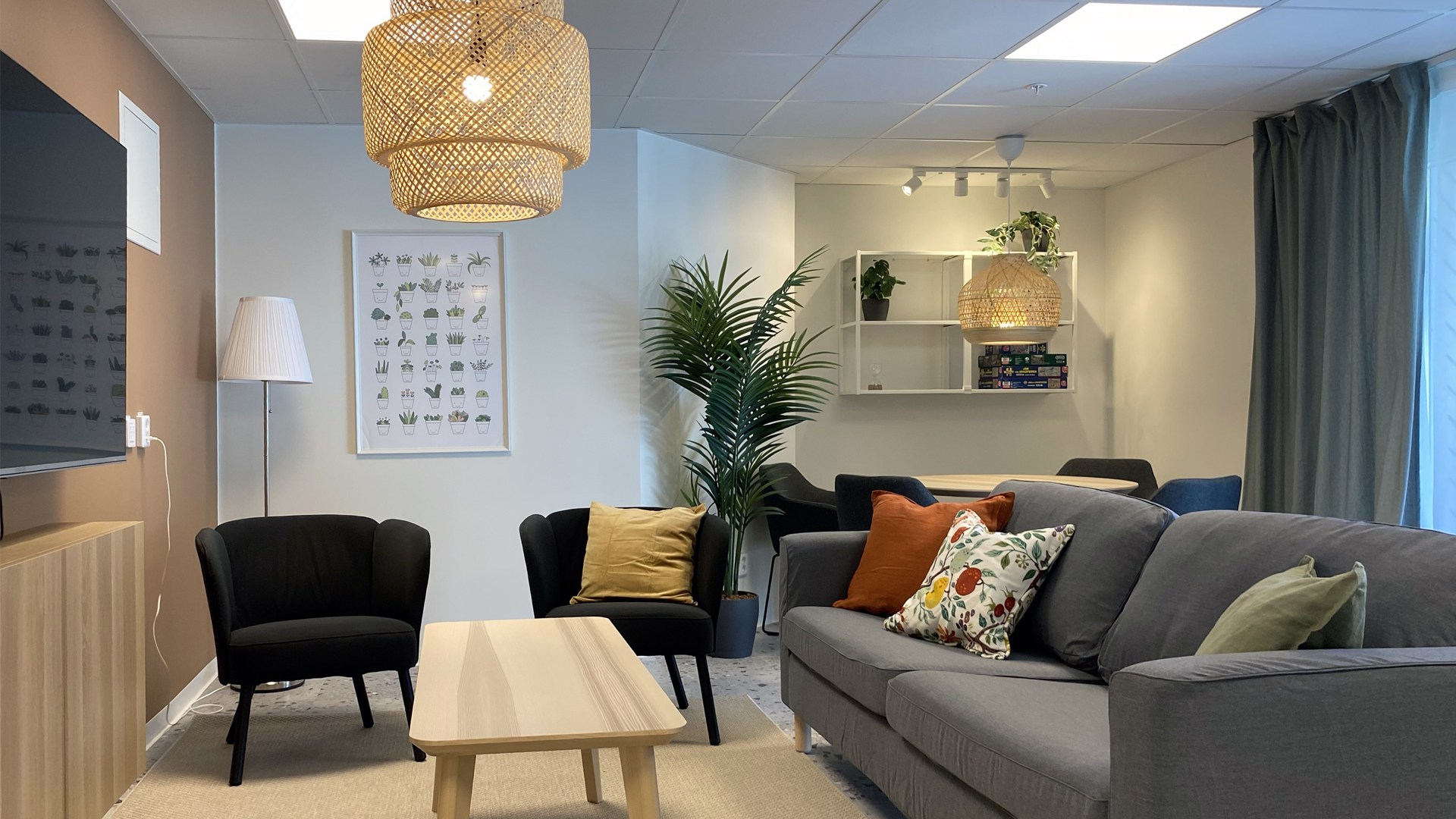 Sällskapsrum med soffa, bord, stolar