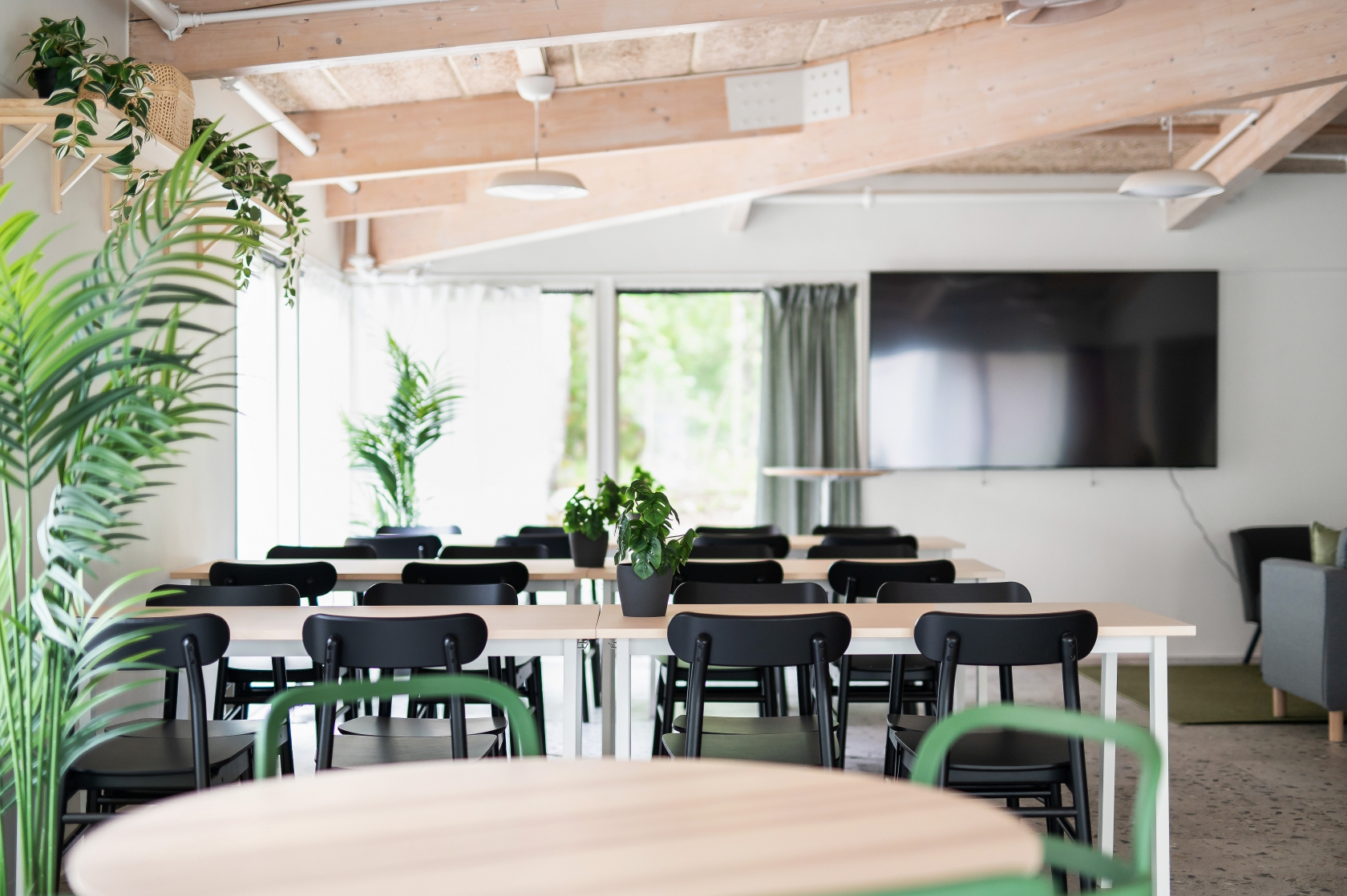 Stor lokal med bord, stolar och soffa