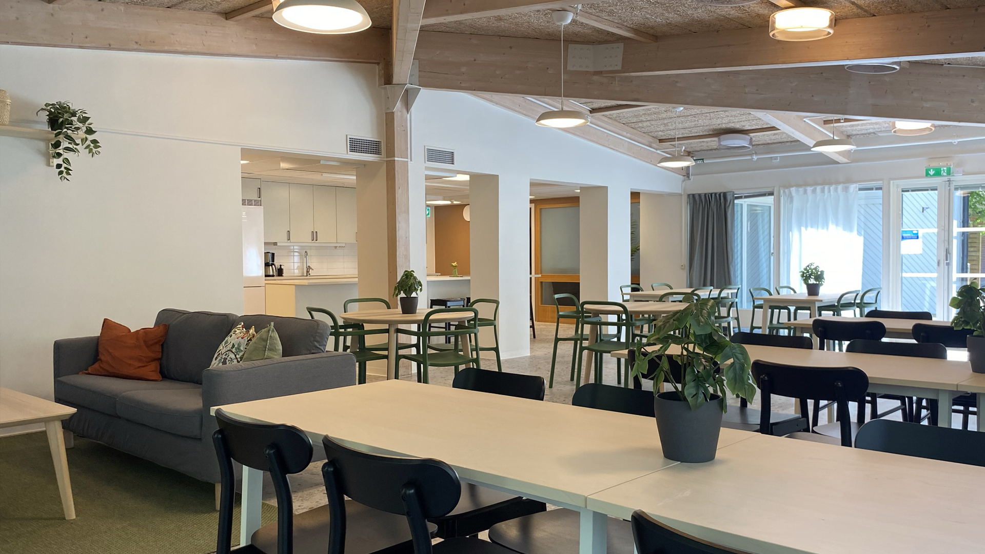 Stor lokal med bord, stolar och soffa