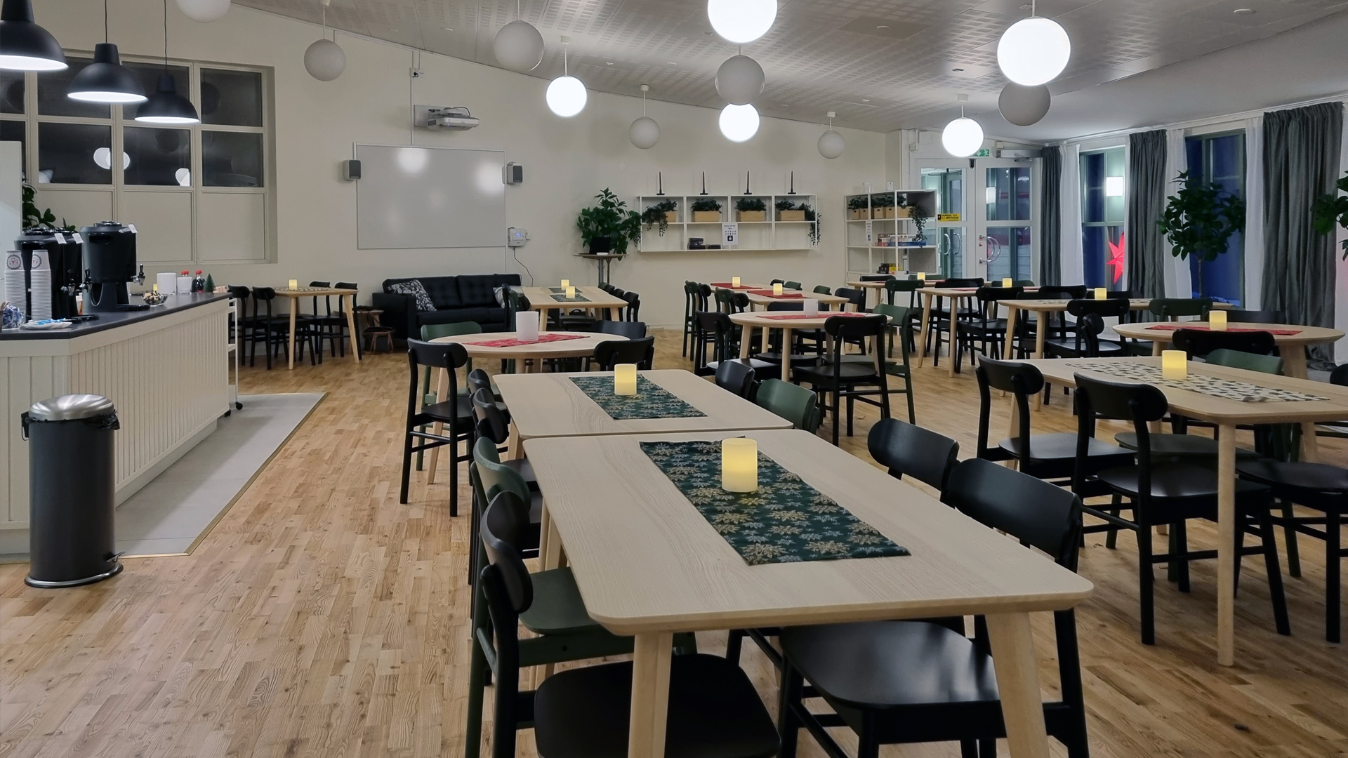 En stor lokal med flera bord och stolar